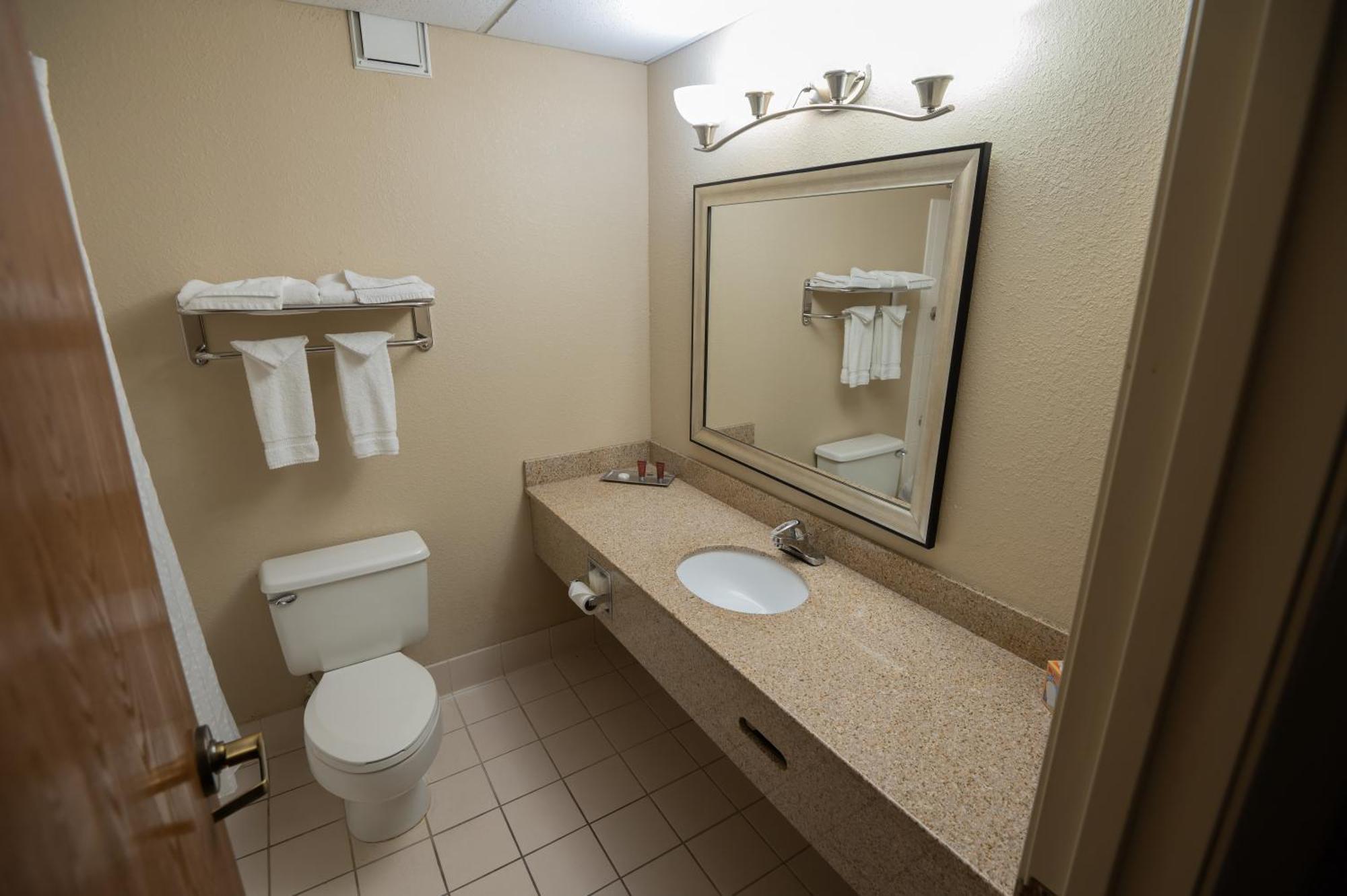 Quality Inn & Suites Downtown Mansfield Bagian luar foto